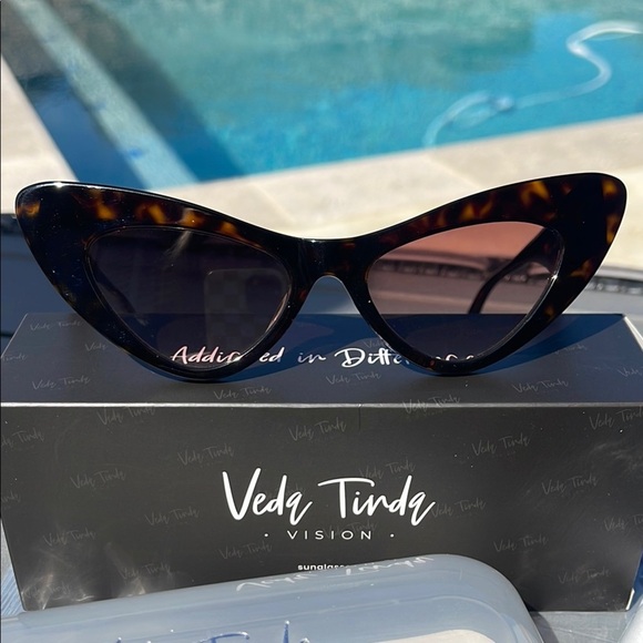 Tortoise Cat-Eye Sunglasses with UV Protection NWB - Picture 2 of 5